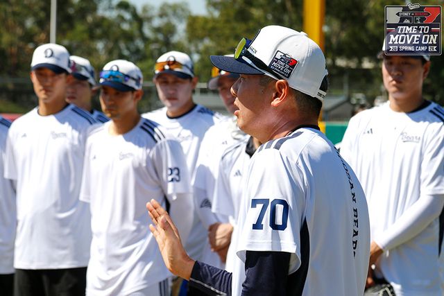 김원형 감독이 호주 시드니에서 전지훈련을 앞두고 선수단 전체 미팅에 나서고 있다. /두산 베어스 제공