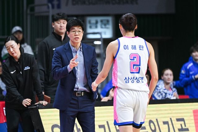 하상윤 감독이 이해란에게 작전을 지시하고 있다. /WKBL 제공