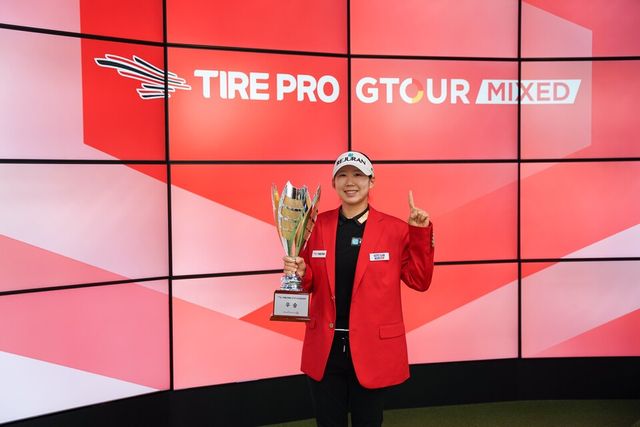 황연서가 우승 트로피를 들고 기념사진을 촬영하고 있다. /골프존 제공