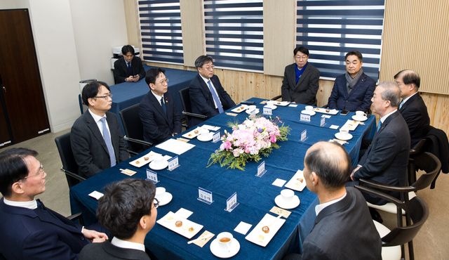 배경훈 부총리 겸 과학기술정보통신부 장관이 26일 오후 전북특별자치도 전주시 덕진구 전북대학교에서 열린 '피지컬 AI 실증랩 개소식' 에 참석해 양오봉 전북대학교 총장 등과 차담회를 하고 있다./과학기술정보통신부