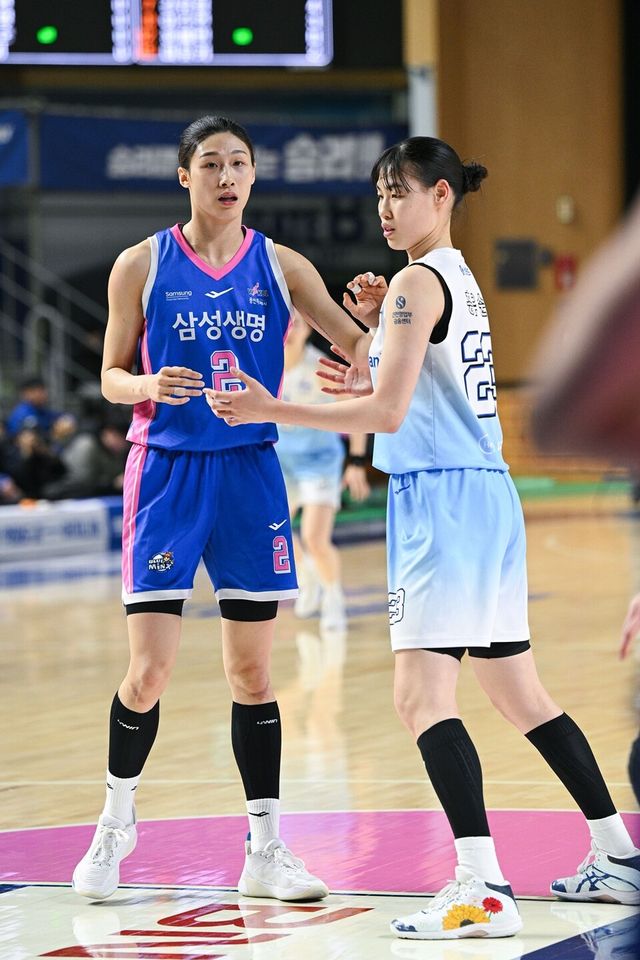 이해란(왼쪽)과 홍유순이 경합하고 있다. /WKBL 제공