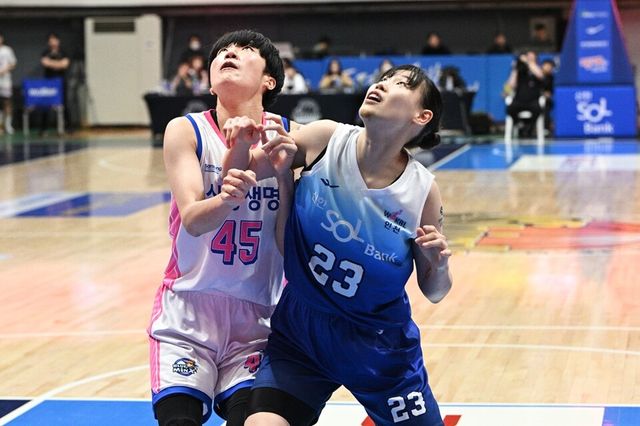 가와무라 미유키(왼쪽)와 홍유순이 경합하고 있다. /WKBL 제공