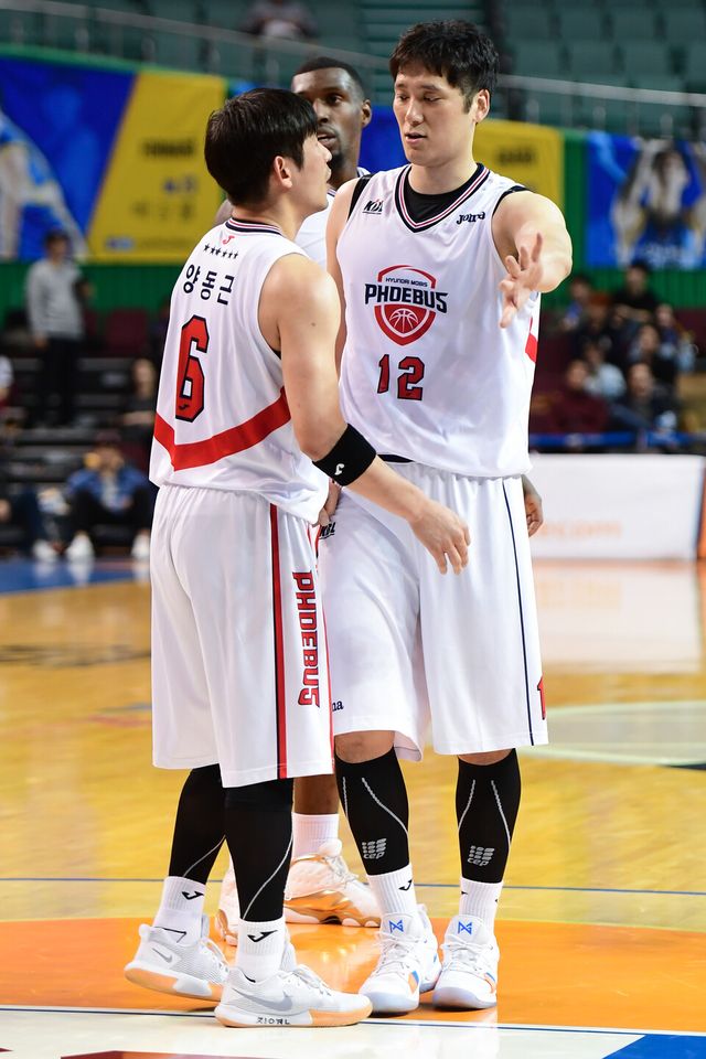 프로농구 울산 현대모비스 사령탑 양동근(왼쪽) 감독과 함지훈. /KBL 제공
