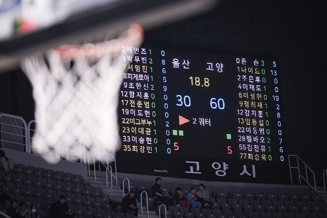  27일 오후 7시 고양 소노아레나에서 열린 고양 소노와 울산 현대모비스의 경기 전광판. /KBL 제공