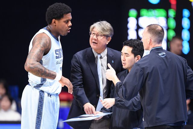 프로농구 고양 소노의 사령탑 손창환 감독(가운데). /KBL 제공