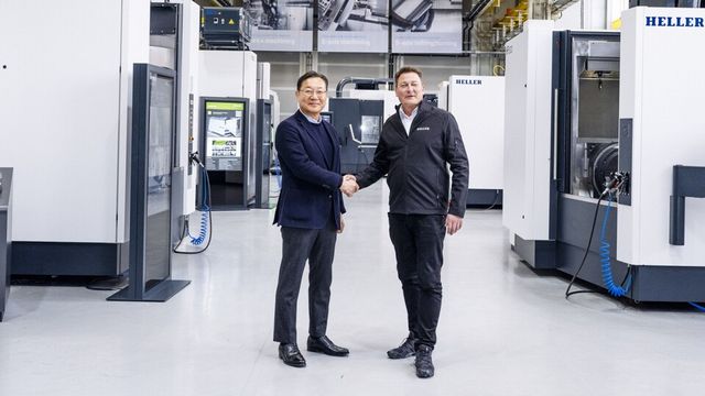 김원종 DN솔루션즈 대표와 토르스텐 슈미트 HELLER &nbsp;대표가 27일 독일 뉘르팅겐시 HELLER 본사에서 HELLER 장비 앞에서 기념촬영하고 있다./DN솔루션즈