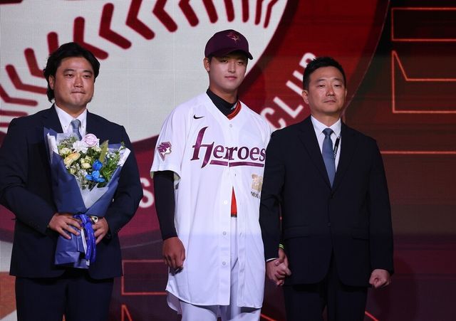 프로야구 키움 히어로즈 투수 박준현(가운데)이 드래프트 전체 1순위 지명 후 기념 촬영하고 있다. /연합뉴스
