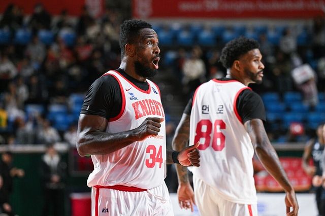 워니(왼쪽)와 먼로. /EASL 제공