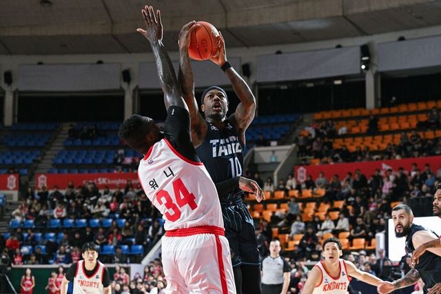 워니(왼쪽)와 굿윈이 경합하고 있다. /EASL 제공