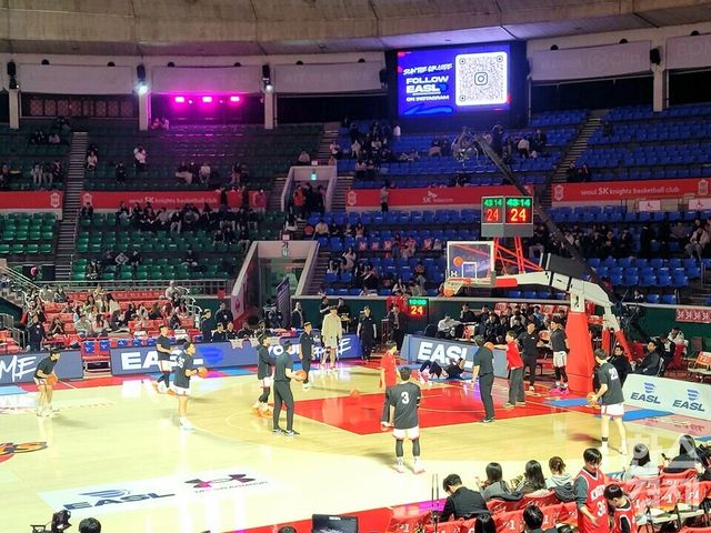 SK 선수들이 타이베이전을 앞두고 몸을 풀고 있다. /신희재 기자