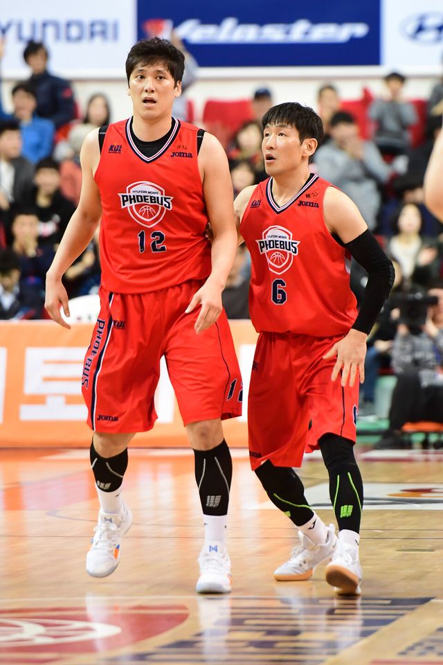 프로농구 울산 현대모비스 사령탑 양동근(오른쪽) 감독과 함지훈. /KBL 제공