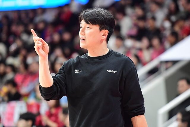 김효범 삼성 감독이 정관장전 팀을 지휘하고 있다. /KBL 제공