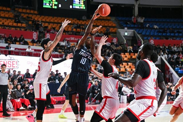 SK 선수단이 타이베이 에이스 굿윈을 밀착 수비하고 있다. /EASL 제공