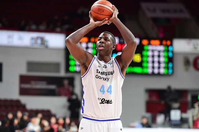 니콜슨이 정관장전 자유투를 시도하고 있다. /KBL 제공