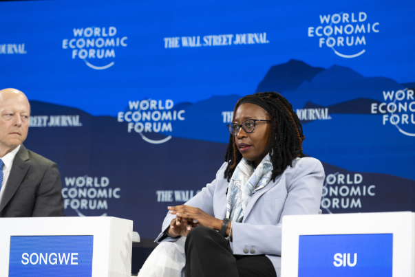 베라 송웨 유동성 및 지속가능성 기구(LSF) 의장이 지난 24일 스위스 다보스에서 열린 세계경제포럼(WEF) 패널 토론에 참석해 발언하고 있다. 송웨 의장은 이날 아프리카 내 스테이블코인이 원조보다 중요한 경제적 혈맥이 되고 있다고 강조했다. /세계경제포럼