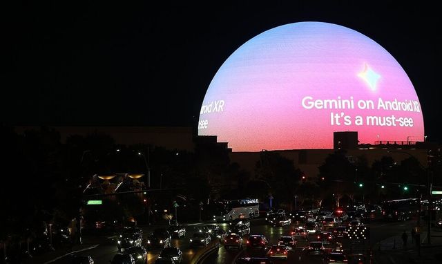 세계 최대 가전·정보기술(IT) 전시회 CES 2026 개막을 앞둔 지난 5일(현지시간) 미국 라스베이거스 스피어에 구글 제미나이 AI 광고가 나오고 있다./연합뉴스