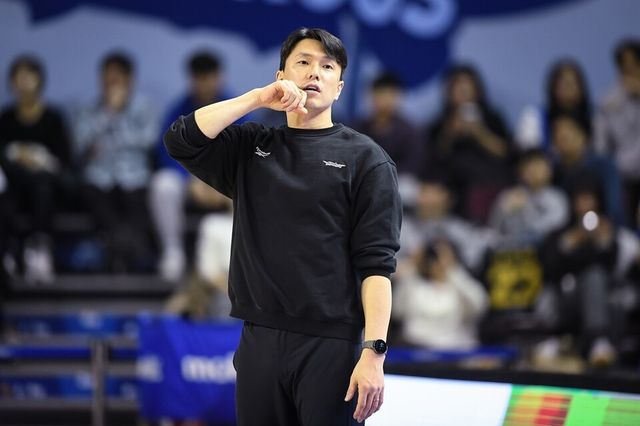 김효범 감독이 25일 고양 소노전에서 팀을 지휘하고 있다. /KBL 제공
