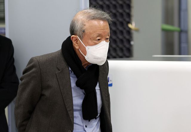 &nbsp;홍원식 전 남양유업 회장이 29일 서울중앙지법에서 열린 특정경제범죄 가중처벌법상 횡령·배임, 배임수재 등 혐의 사건 선고 공판을 마친 뒤 밖으로 나서고 있다. /연합뉴스.
