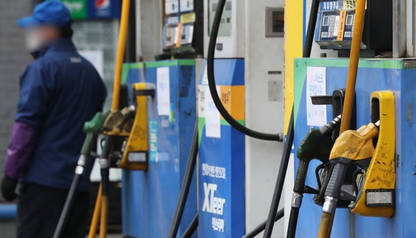 국내 주유소의 휘발유와 경유 가격이 4주 연속 내림세를 이어가고 있다. / 연합뉴스