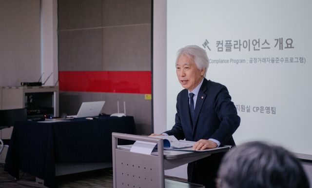 유태호 태광산업 대표가 29일 대전연수원에서 진행된 '승진자 교육'에서 2026년을 지속 가능한 성장 기반을 확보하는 해로 만들겠다고 강조하고 있다./ 태광산업