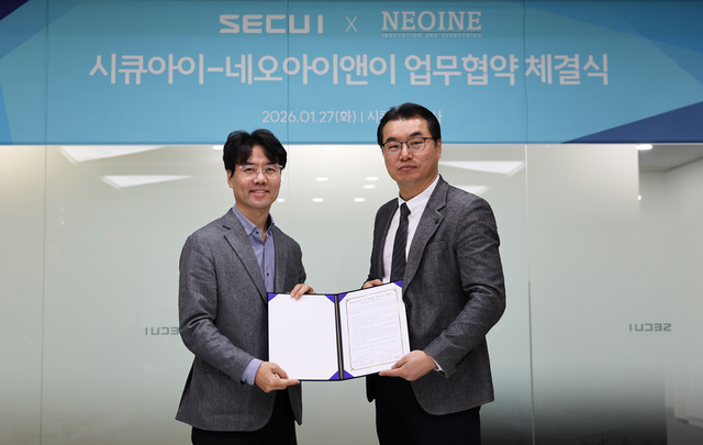 김병문 시큐아이 상무(왼쪽)와 박계형 네오아이앤이 대표이사./시큐아이