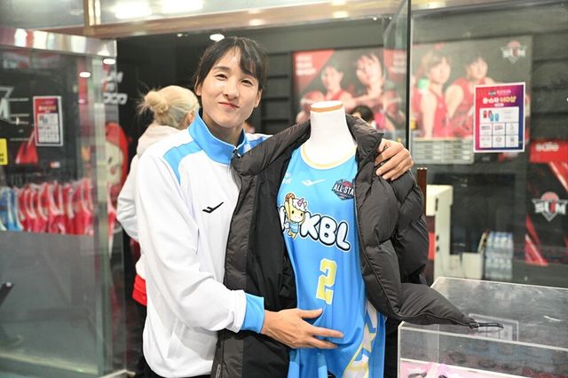 김단비가 말 그림이 그려진 올스타전 유니폼과 함께 포즈를 취하고 있다. /WKBL 제공