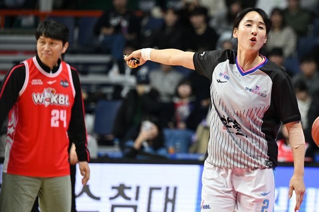 위성우(왼쪽) 우리은행 감독과 김단비가 퍼포먼스를 선보이고 있다. /WKBL 제공