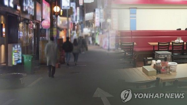 정부의 민생회복 소비쿠폰 지급 등의 영향으로 폐업한 자영업자 수는 크게 줄었으나, 고연령 자영업자는 여전히 보릿고개를 넘지 못하고 있다. /연합뉸스