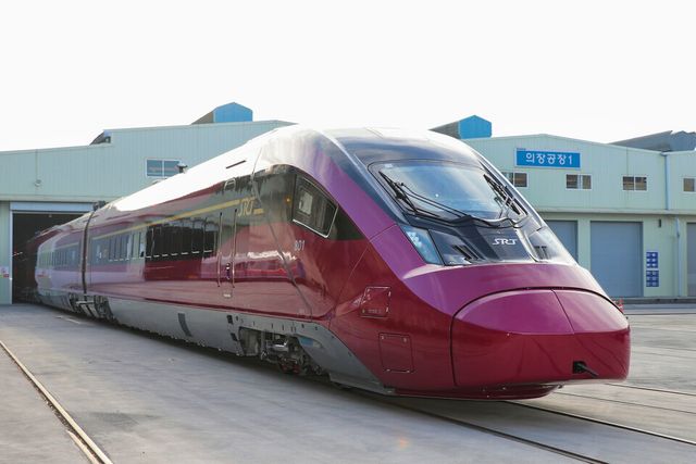 현대로템의 차세대 SRT(EMU-320) 고속철도차량./현대로템