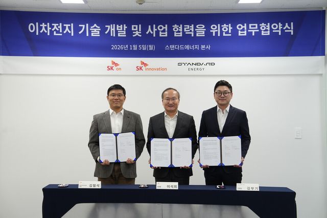 이석희 SK온 사장(가운데), 김필석 SK이노베이션 환경과학기술원장(왼쪽)과 김부기 스탠다드에너지 대표가 5일 대전 대덕구 스탠다드에너지 본사에서 ‘이차전지 기술 개발 및 사업 협력을 위한 업무협약식’ 체결 후 기념촬영을 하고 있다./ SK온