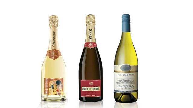 아영FBC가 굴을 비롯한 해산물 소비가 늘어나는 겨울을 맞아 해산물 요리와의 조화를 고려한 화이트 와인 3종을 제안했다./아영FBC