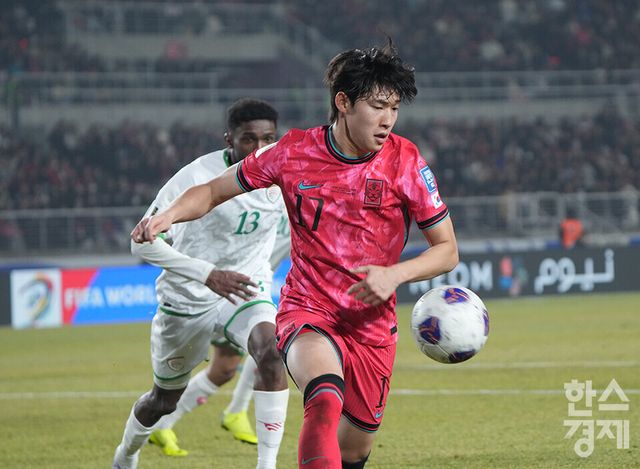 배준호가 지난해 고양종합운동장에서 열린 2026 북중미 월드컵 아시아 3차 예선 B조 7차전 오만과 경기에서 돌파를 시도하고 있다. /고양=최대성 기자