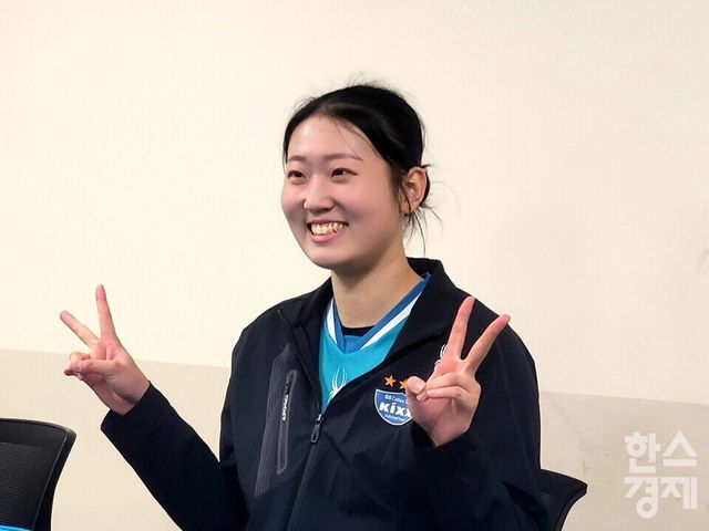 권민지가 수훈선수 기자회견을 앞두고 포즈를 취하고 있다. /신희재 기자