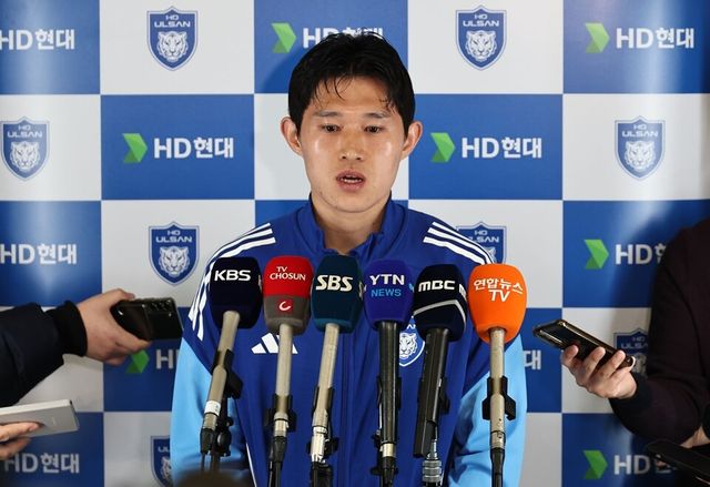 이동경이 6일 인천국제공항에서 동계 전지훈련 출국에 앞서 인터뷰하고 있다. /연합뉴스