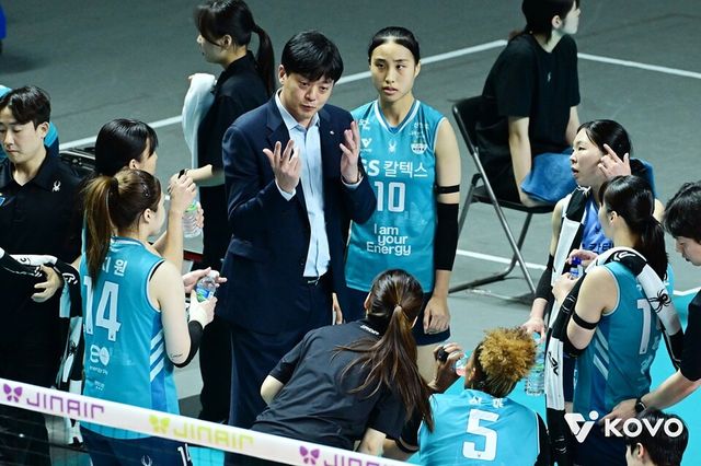 이영택 감독이 작전 타임 도중 지시사항을 전달하고 있다. /한국배구연맹 제공
