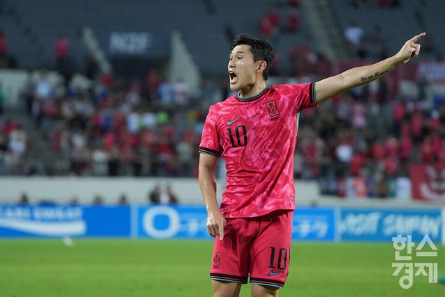 이동경이 2025 동아시아축구연맹(EAFF) E-1 풋볼 챔피언십 일본전 도중 부심에게 항의하고 있다. /용인=최대성 기자
