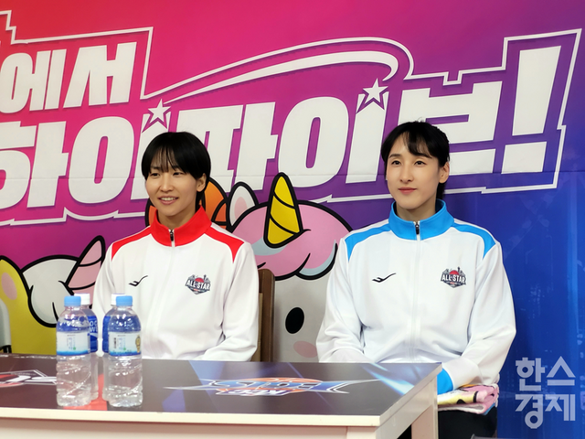 이이지마(왼쪽)와 김단비가 올스타전 사전 기자회견을 앞두고 착석해 있다. /신희재 기자
