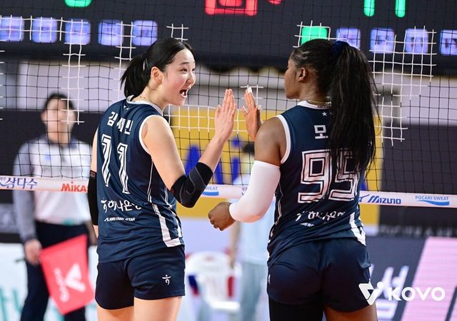 김세빈(왼쪽)과 모마. /한국배구연맹 제공