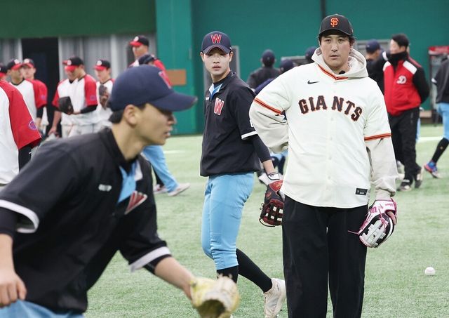 황재균이&nbsp;7일 이천 LG 트윈스 챔피언스파크에서 열린 고등학생 선수들 대상 야구 클리닉에서 훈련하는 선수들을 지켜보고 있다.