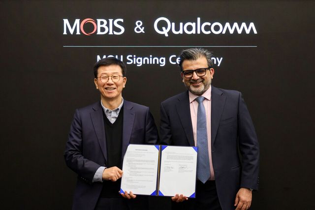 7일(현지시간) 현대모비스 부스에서 전장BU&nbsp;정수경 현대모비스 부사장과 나쿨 두갈(Nakul Duggal) 퀄컴 오토모티브· 산업 및 임베디드·&nbsp;IoT· 로보틱스 담당 본부장&nbsp;&nbsp;총괄부사장이 'MOU'를 체결하고 기념 촬영하고 있다./현대모비스