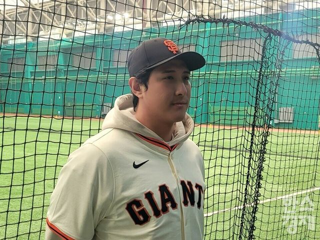 황재균이 7일 이천 LG 트윈스 챔피언스파크에서 클리닉을 마친 후 취재진과 인터뷰하고 있다. /신희재 기자