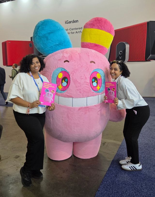 7일(현지시간) 미국 라스베이거스 CES 2026 행사장 통합부산관에서 부산디지털자산거래소 비단의 공식 캐릭터 '비바부(VIVABU)'가 관람객들과 기념촬영을 하고 있다. /비단