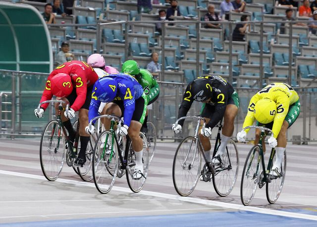 광명스피돔에서 우수급 선수들이 결승선을 향해 달려오고 있다. /경륜경정총괄본부 제공