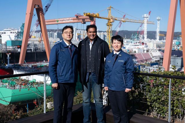 인도 타밀나두주(州) 정부 대표단 일행이 8일 HD현대중공업을 방문해 조선소 야드를 둘러보고 실제 선박 건조 현장을 참관했다./HD현대