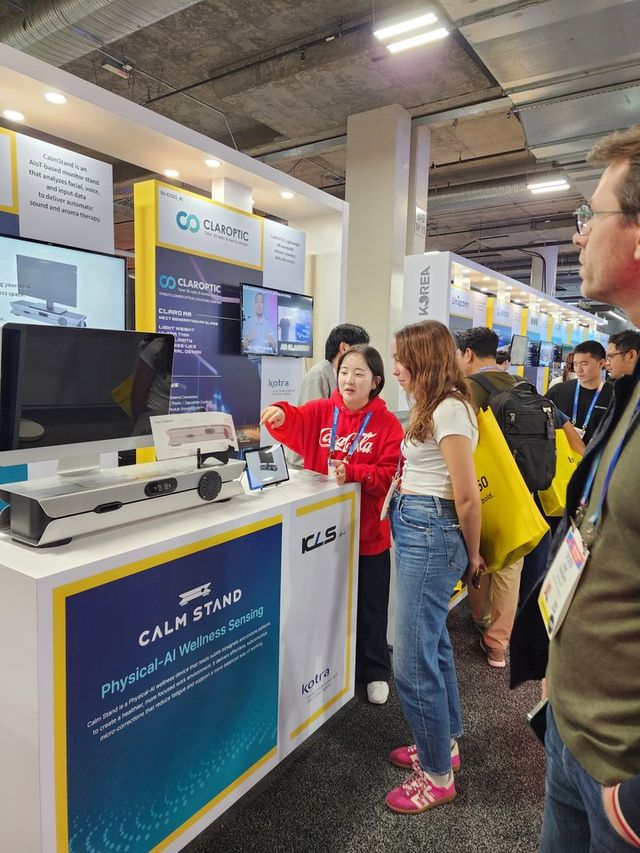 감응형 AI 탑재 모니터 받침대 캄스탠드에 관심을 보이는 부스 방문객들./코아스