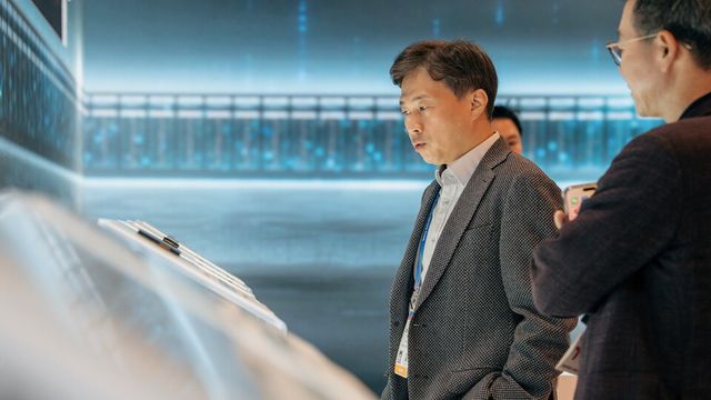 곽노정 대표이사 사장(가장 왼쪽)이 CES 2026 SK하이닉스 전시 부스를 둘러보고 있다./SK하이닉스