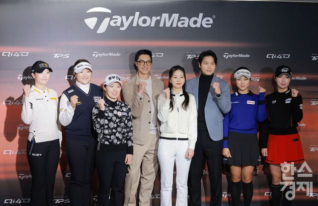 KLPGA 방신실 선수와 다니엘 헤니가 9일 오전 서울 광진구 워커힐에서 열린 테일러메이드 2026 Unpacked Invitational 신제품 론칭 행사에서 참석자들과 기념촬영을 하고 있다.왼쪽부터) 방신실,유해란,김수지,다니엘 헤니,쏘뻐디,이상우,윤이나,이동은/ 이호형 기자 leemario@sporbiz.co.kr 2026.01.09