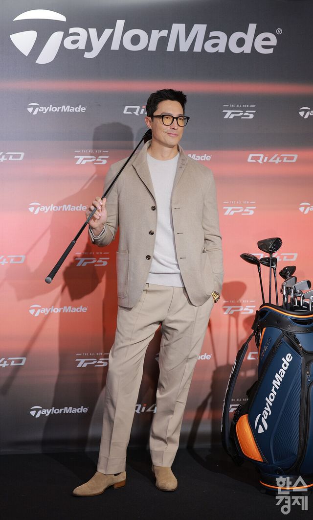 모델 다니엘 헤니가 9일 오전 서울 광진구 워커힐에서 열린 테일러메이드 2026 Unpacked Invitational 신제품 론칭 행사에서 포즈를 취하고 있다./ 이호형 기자 leemario@sporbiz.co.kr 2026.01.09