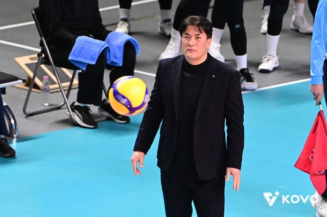 차상현 한국 여자배구 대표팀 감독이 먼 곳을 바라보고 있다. 한국배구연맹 제공