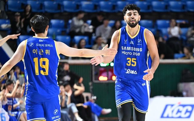 이근휘(왼쪽)와 칸터가 기뻐하고 있다. KBL 제공
